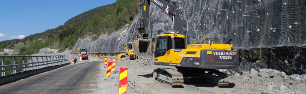 Excavator-near-rock-wall-difficult-GNSS-environment-machine-control
