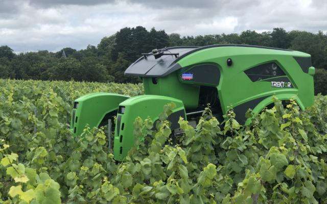 Autonomous-Tractor-in-French-vinyard-Powered-By-Septentrio-Receiver
